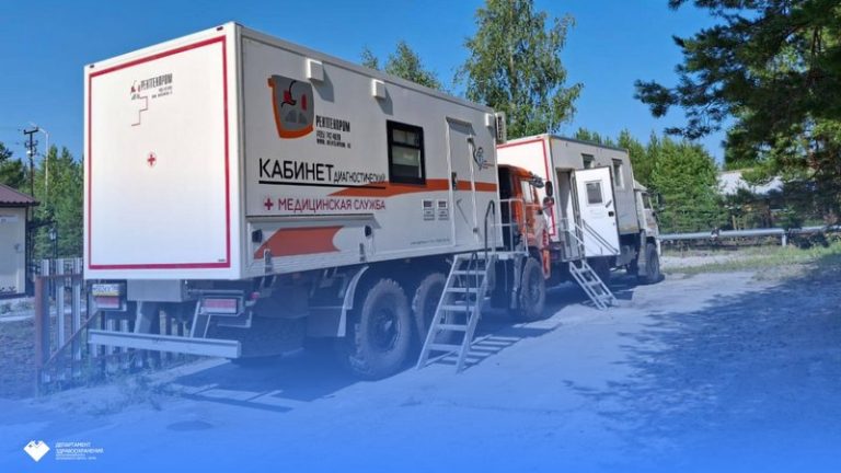 Оказались в нужном месте: врачи передвижной поликлиники спасли жизнь жительнице Югры