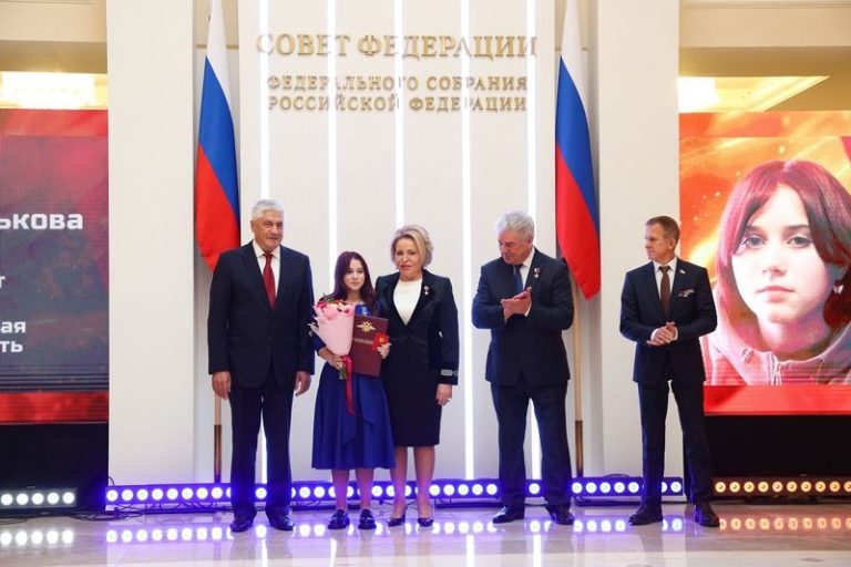 Владимир Путин наградил томскую школьницу за спасение детей из пожара