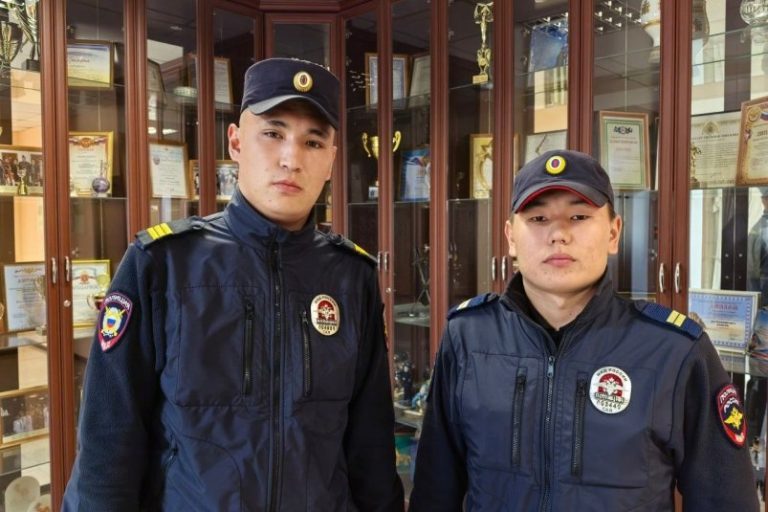 Слушатели Центра МВД Якутии спасли семью из горящего дома