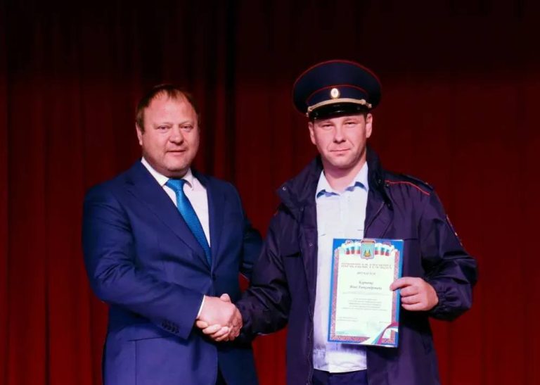 Полицейский из Приамурья спас детей, которых уносило в море