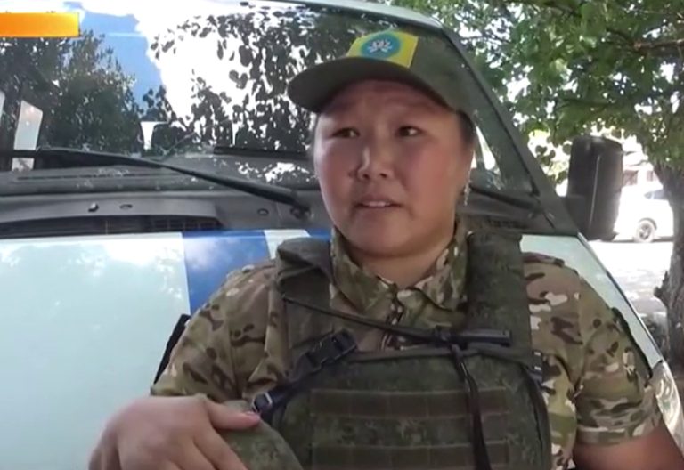 Женщина-полицейский из Калмыкии получила государственную награду за спасение раненых бойцов в ЛНР