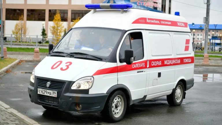 Салехардский школьник спас жизнь мужчине на остановке