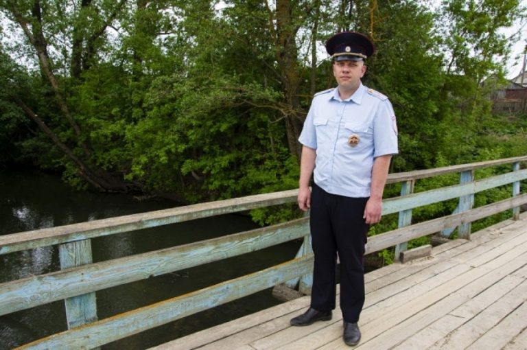 Участковый спас тонущего инвалида под Пензой