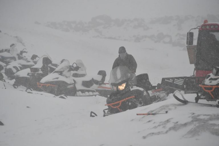 На Чукотке спасатели МЧС отработали поиск людей под лавиной