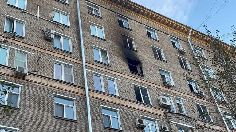 Шесть человек спасли при пожаре в жилом доме на юго-западе Москвы