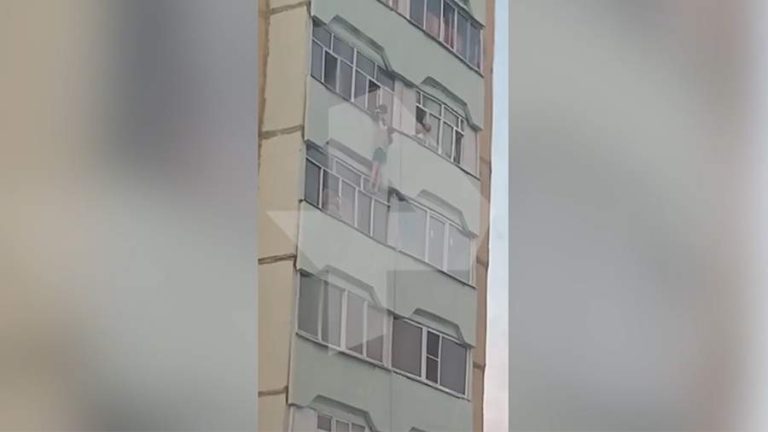 В Норильске рабочие из Дагестана спасли повисшую на подоконнике балкона девушку.