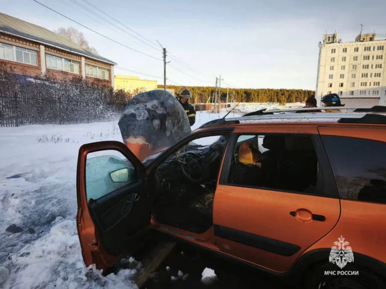 Из пламени: прохожий вытащил потерявшего сознание водителя