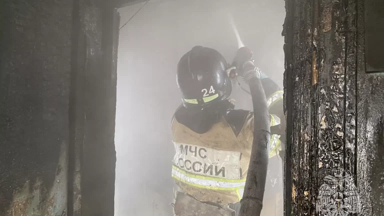 Пожар во Владивостоке: соседи и спасатели эвакуировали жителей многоэтажки