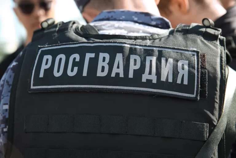 Сотрудник Росгвардии спас троих детей после ДТП в Сочи